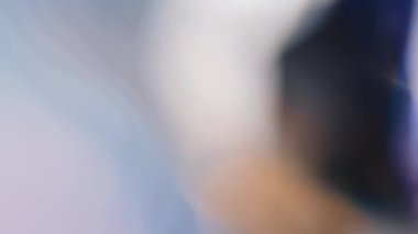 Işık sızıntısı 4K görüntüsü. Lens parlaklığı bokeh örtüleri, yanan alev arka planı. Görüntülerinizi birleştirmek, videoyu biçimlendirmek, dönüşümleri sağlamak için. Odaklanmış lamba flaş ışını etkisi. Işık titreşimleri ve ışıltı