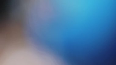 Çok renkli ışık siyah arkaplanda 4K görüntü sızdırıyor. Stüdyoda gaz sızıntısı var. Doğal aydınlatma ışınları bokeh etkisi. Çekimlerinizi birleştirmek, videoyu biçimlendirmek, geçişlerinizi