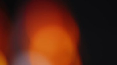Işık sızıntısı 4K görüntüsü. Lens parlaklığı bokeh örtüleri, yanan alev arka planı. Görüntülerinizi birleştirmek, videoyu biçimlendirmek, dönüşümleri sağlamak için. Odaklanmış lamba flaş ışını etkisi. Işık titreşimleri ve ışıltı