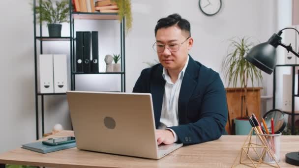Retrato Feliz Sorridente Empresário Asiático Moderna Mesa Trabalho Escritório Casa — Vídeo de Stock