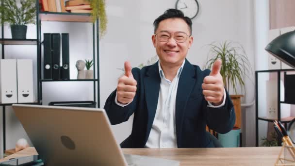 Wie Glücklicher Asiatischer Geschäftsmann Mittleren Alters Der Laptop Arbeitet Und — Stockvideo