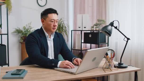 Entediado Sonolento Trabalhador Empresário Asiático Trabalhando Computador Portátil Apoiando Mão — Vídeo de Stock