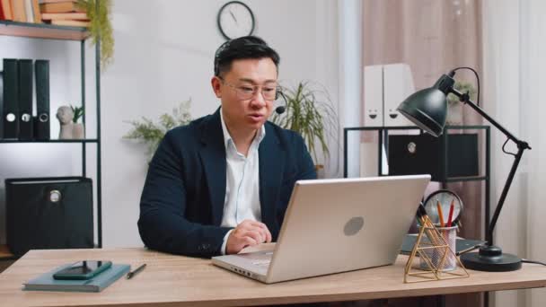 Asiático Hombre Negocios Mediana Edad Que Usa Auriculares Trabajador Independiente — Vídeos de Stock