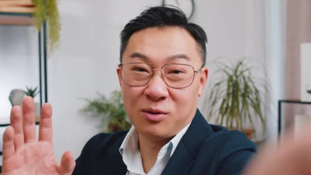 Pov Spent Asiatisk Middelaldrende Forretningsmann Blogger Influencer Gjør Telefonsamtale Med – stockvideo