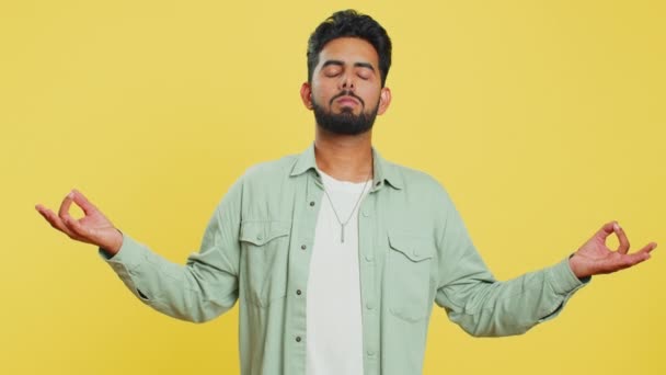 Blijf Kalm Ontspan Rust Geconcentreerd Gelukkig Indische Man Mediterend Ademt — Stockvideo