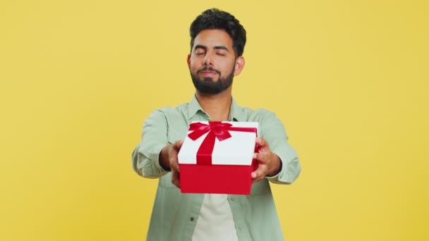 Hombre Indio Sonriente Positivo Que Presenta Caja Regalo Cumpleaños Extiende — Vídeos de Stock