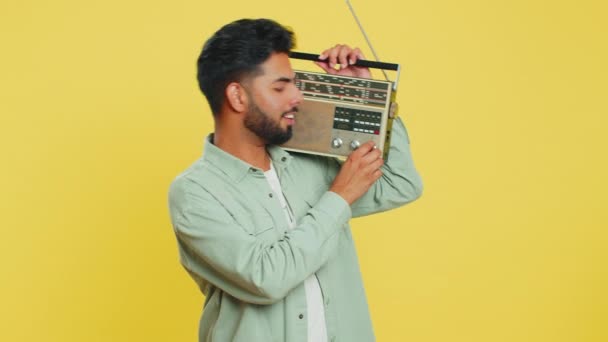 Vrolijke Jonge Indiase Man Met Behulp Van Retro Tape Platenspeler — Stockvideo