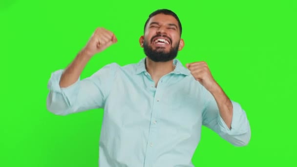 Feliz Homem Indiano Alegre Celebrando Vitória Sucesso Ganhando Aniversário Loteria — Vídeo de Stock