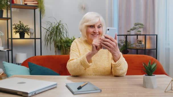 Happy Senior Žena Použít Mobilní Smartphone Psaní Procházení Slaví Úspěch — Stock video