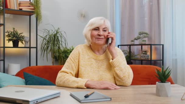 Telefonát Dobré Zprávy Drby Happy Překvapený Senior Žena Příjemném Rozhovoru — Stock video