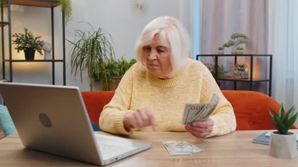 Bohatá Šťastná Starší Žena Počítající Peníze Hotovosti Používá Notebook Který — Stock video