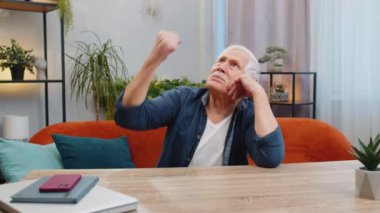 Komşularda tamirat. Sinirli yaşlı yaşlı büyükbaba gürültülü parti müziği komşuları tarafından rahatsız edilen yastıklarla kulaklarını kapatıyor ve sessizlik diliyor. Evde ses yalıtımı olmayan ince duvarlar.