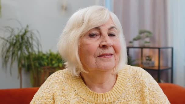 Mutlu Yaşlı Bir Kadının Yakın Plan Portresi Mutlu Mutlu Bir — Stok video