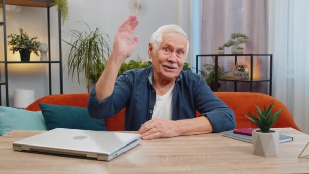 Γεια Σας Senior Άνθρωπος Χαμογελώντας Φιλικό Στην Κάμερα Κουνώντας Χέρια — Αρχείο Βίντεο