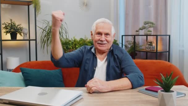 Ευτυχισμένος Ανώτερος Άνθρωπος Γιορτάζει Την Επιτυχία Νίκη Επίτευξη Στόχου Καλά — Αρχείο Βίντεο