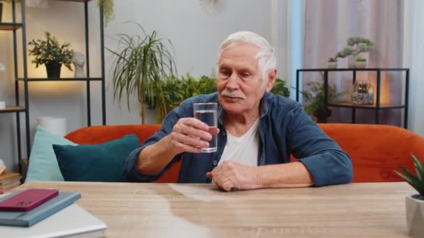 Διψασμένος Ηλικιωμένος Άντρας Κρατάει Ένα Ποτήρι Από Φυσικό Φιλτραρισμένο Νερό — Αρχείο Βίντεο