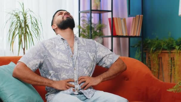 印度年轻人坐在沙发上 突然感到腹部剧烈疼痛 有症状 消化不良 消化性溃疡 胰腺炎的阿拉伯胡子男子 — 图库视频影像