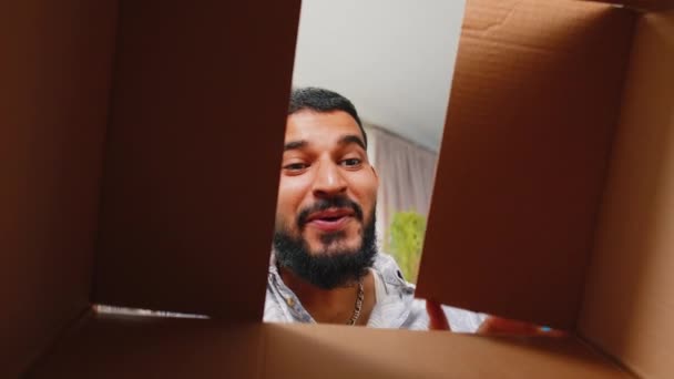 Vista Desde Dentro Caja Hombre Indio Feliz Desempacando Paquete Entrega — Vídeo de stock