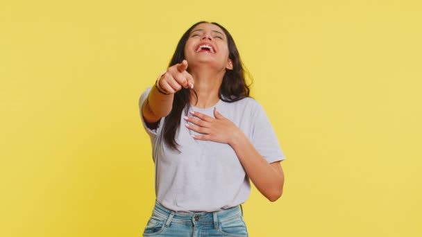 Gelukkige Indiase Jonge Vrouw Die Hardop Lacht Het Horen Van — Stockvideo