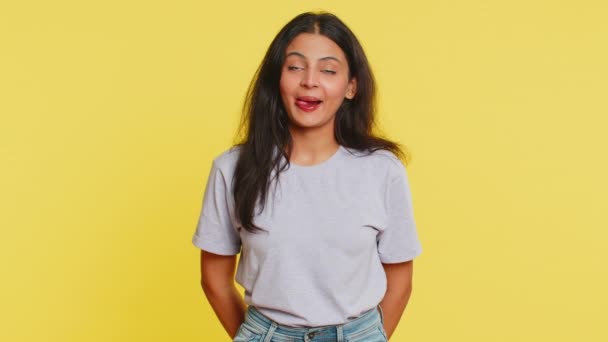 Engraçado Cômico Brincalhão Indiana Jovem Fazendo Expressões Faciais Bobas Sorrindo — Vídeo de Stock