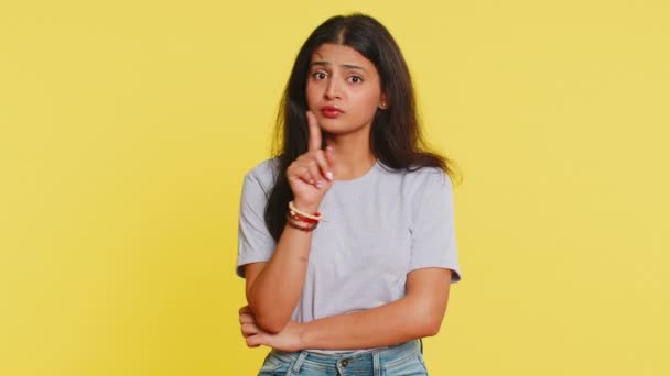 Var Tyst Indiska Unga Kvinna Trycker Pekfinger Mot Läppar Gör — Stockvideo