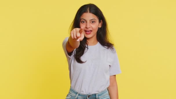 당신을 선택합니다 카메라에 손가락을 장난기 표현으로 방향을 보여주는 노란색 스튜디오 — 비디오