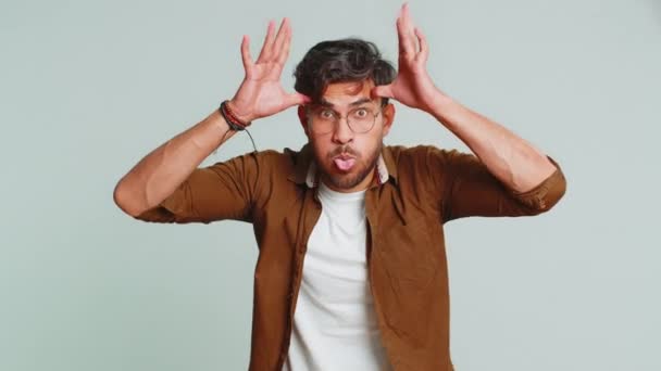 Грайливий Індійський Молодий Чоловік Показує Язик Робить Обличчя Камеру Обманює — стокове відео
