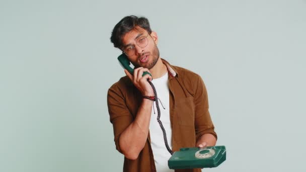 Втомлений Нудний Індійський Чоловік Розмовляє Дротовому Старовинному Телефону Років Обманюючи — стокове відео