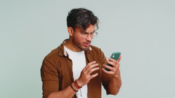 Triste Sconvolto Uomo Indiano Utilizzare Smartphone Digitando Navigazione Gioco Perde — Video Stock