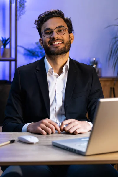 Портрет Щасливого Усміхненого Бородатого Індійського Бізнесмена Сучасному Робочому Столі Домашнього Ліцензійні Стокові Фото