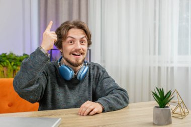 Evreka. Düşünceli, zeki, ilham verici, beyaz bir adam parmağını kaldırır yaratıcı bir plan yapar. Evde ilham verici bir soru sorulunca heyecanlanır. Adam masada oturuyor.