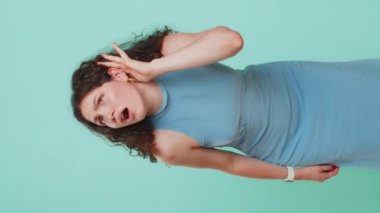 - Seni duyamıyorum. - Ne? Genç bir kadın sizi duymaya çalışıyor, kafası karışmış ve kaşlarını çatmış bir halde, daha yüksek bir ses için kolunu kulağının yakınında tutuyor, tekrar etmek istiyor, bilgi almak istiyor, sağırlık. Güzel yetişkin kız. Dikey