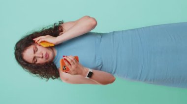 Sinirli, stresli genç bir kadın iki cep telefonuyla bağırarak konuşuyor. Tartışıyorlar. Şikayet anlaşmazlığı çözülüyor. Mavi stüdyo geçmişi olan bir kız. Dikey
