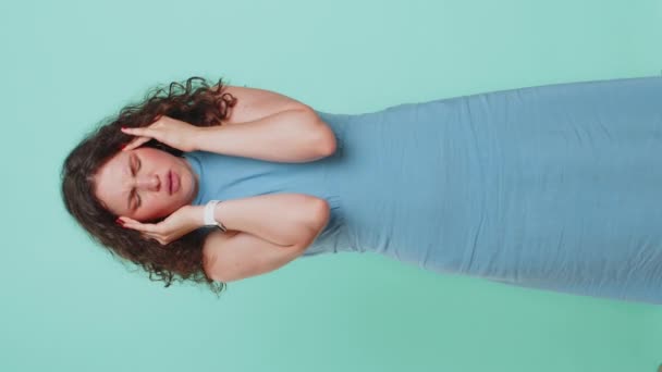 매력적인 피곤한 소녀는 미가인 스트레스 파란색 배경에 고혈압으로 문제를 치료하기 — 비디오