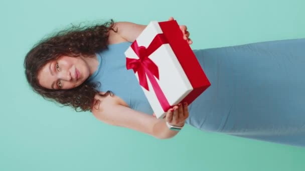 Positif Souriant Jeune Femme Présentant Boîte Cadeau Vert Anniversaire Étire — Video