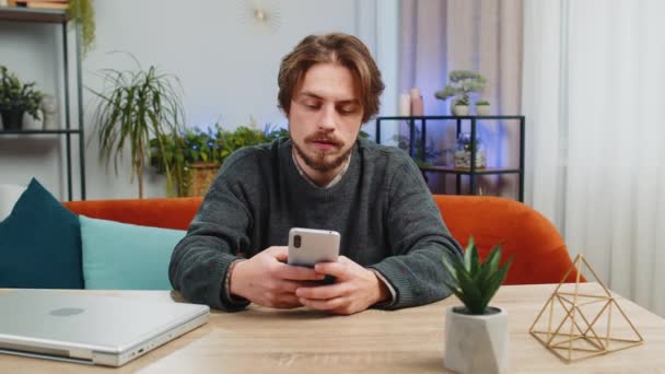 Triste Descontente Homem Caucasiano Usar Smartphone Digitação Navegação Perde Tornando — Vídeo de Stock