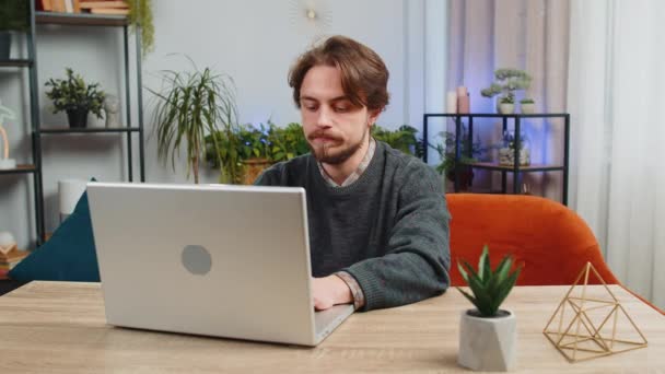 Ontevreden Verdrietige Jongeman Gebruiken Laptop Notebook Typen Browsen Werken Verliest — Stockvideo