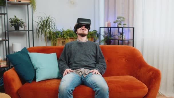 Homme Barbu Utilisant Technologie Futuriste Réalité Virtuelle Casque Casque App — Video