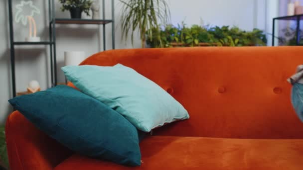 Fatigué Jeune Homme Couché Dans Son Lit Prendre Repos Maison — Video