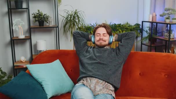 Ευτυχισμένος Περιχαρής Καυκάσιος Γενειοφόρος Άνδρας Ασύρματα Ακουστικά Χαλαρωτικό Chill Ξαπλωμένος — Αρχείο Βίντεο