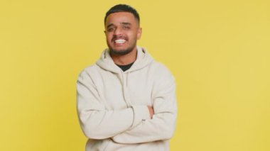 Aman Tanrım, vay canına. Heyecanlı kazanan adam şaşkınlıkla el kaldırıyor. Büyük gözlerle kameraya bakıyor. Başarı başarısını kutlayan ani zaferden şok oluyor. Sarı arka plandaki adam