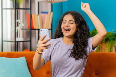 Mutlu bir kadın cep telefonu daktilo kullanarak 