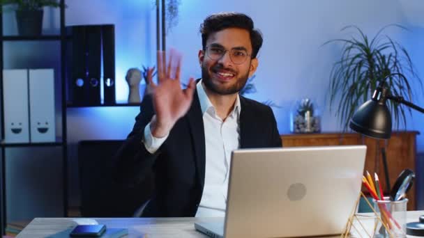 Γεια Σας Ινδός Επιχειρηματίας Που Εργάζονται Φορητό Υπολογιστή Χαμογελώντας Φιλικό — Αρχείο Βίντεο