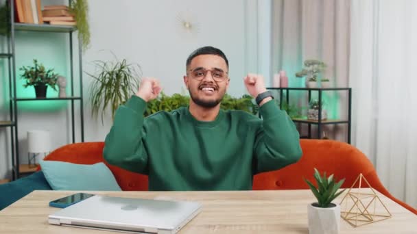 Boldog Indiai Férfi Kiabál Ünnepli Siker Győzelem Cél Elérése Hír — Stock videók
