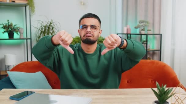 Niechęć Zdenerwowany Nieszczęśliwy Indianin Pokazujący Kciuki Dół Znak Gest Wyrażający — Wideo stockowe