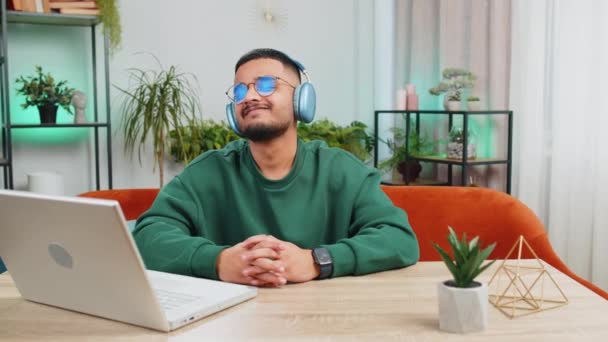 Fröhlich Entspannter Überglücklicher Indischer Mann Mit Drahtlosen Kopfhörern Der Heimischen — Stockvideo