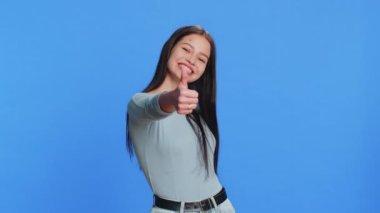 Gibi. Genç bir kadın bir şeyi onaylıyor ya da olumlu cevap veriyor reklamların iyi fikir olduğunu söylüyor. Oldukça çekici esmer bir kız mavi stüdyo arka planında tek başına.