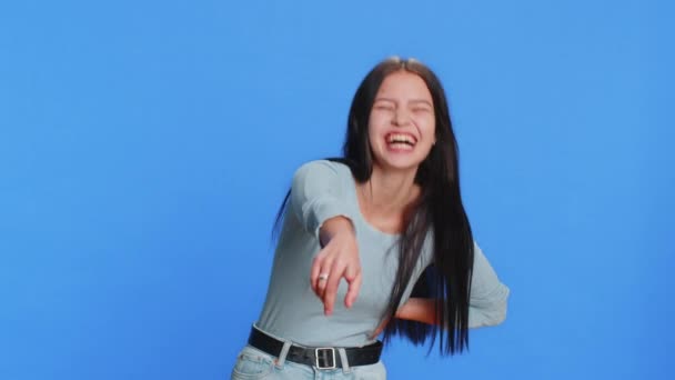 Забавная Милая Женщина Указывающая Пальцем Камеру Громко Смеющаяся Насмехающаяся Над — стоковое видео