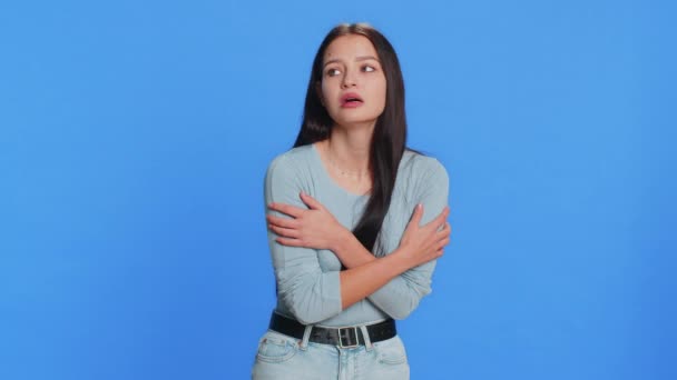 Gestresste Depressieve Blanke Jonge Vrouw Doodsbang Voor Gevaar Problemen Lijden — Stockvideo
