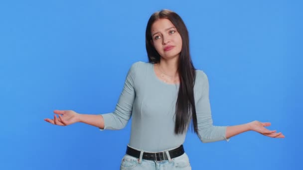 Qué Decir Mujer Joven Caucásica Confusa Sintiéndose Avergonzada Por Una — Vídeos de Stock